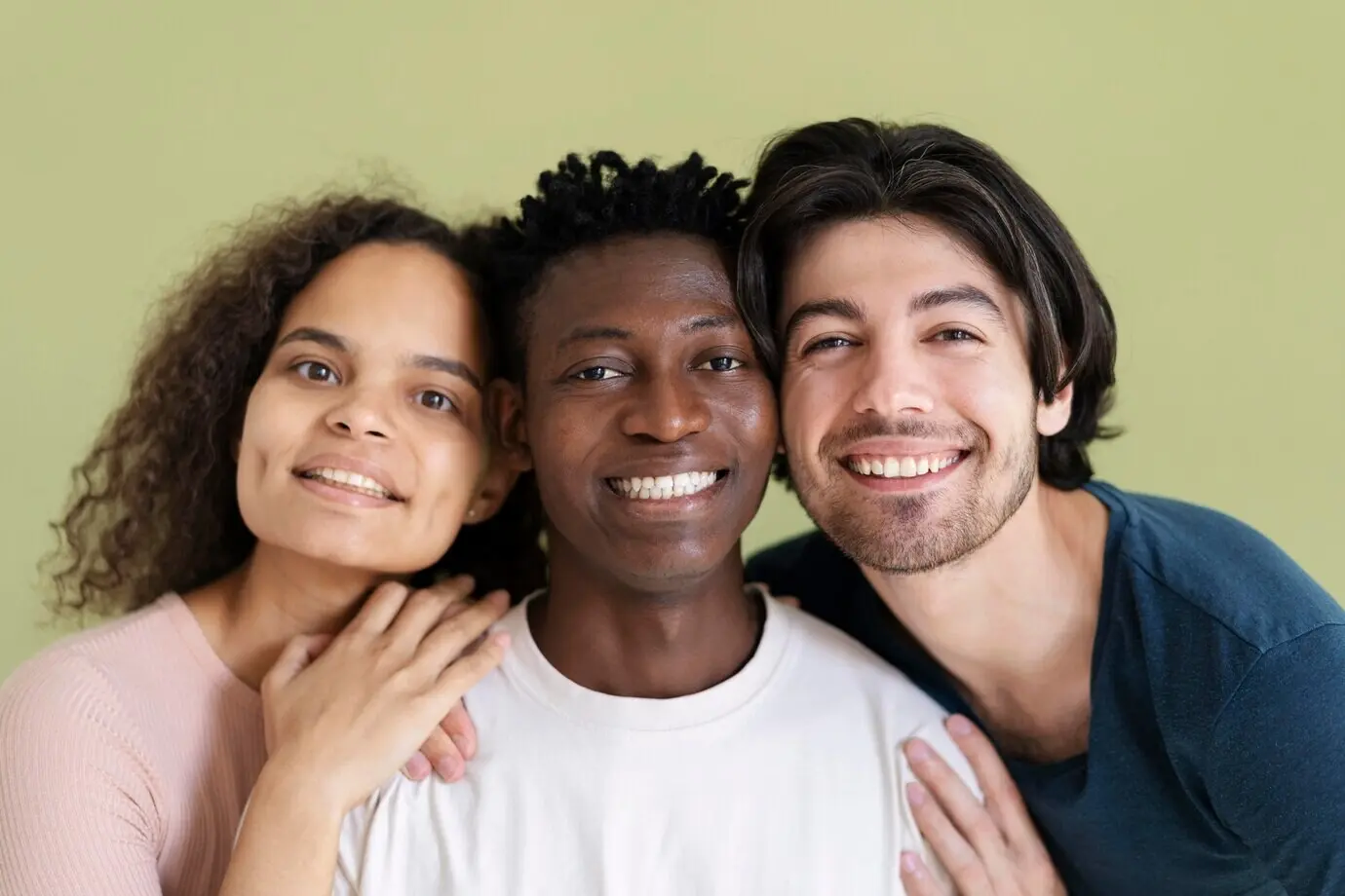 Крупный план людей, становящихся сильнее вместе.