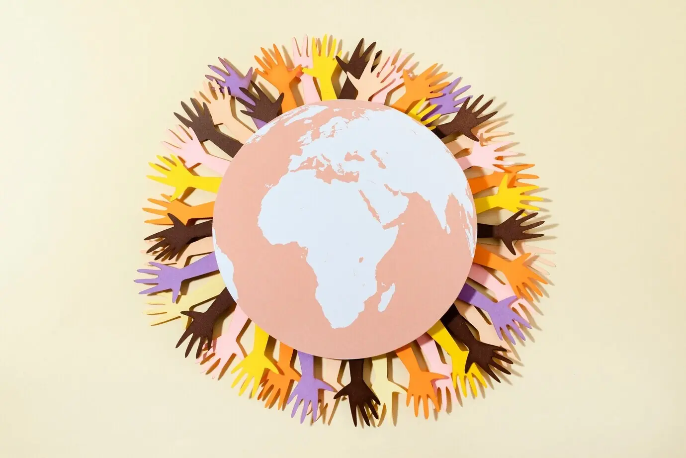 Глобус Земли в бумажном стиле с руками