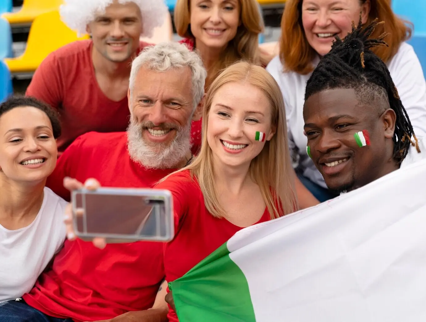 Люди делают селфи на футбольном матче.