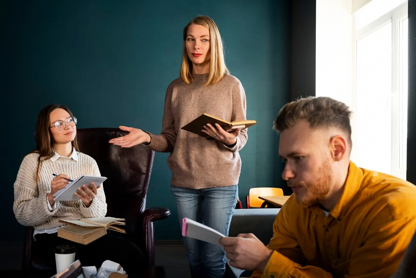 Team planning next steps for configuración de sistemas de presupuestación en holdings del sector de materias primas y procesamiento